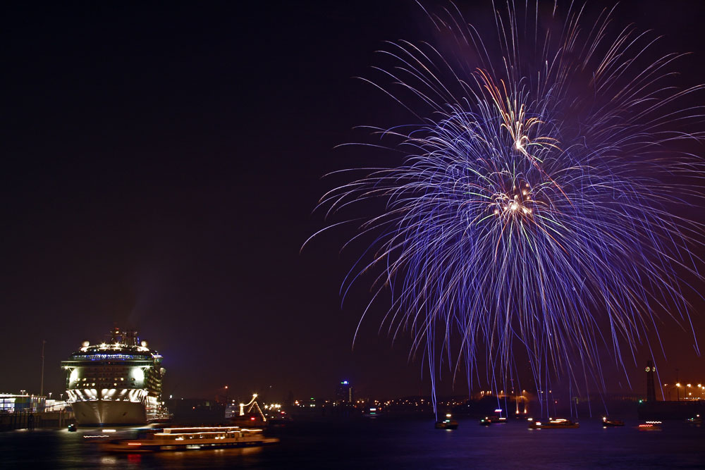 Freedom of the Seas mit Feuerwerk