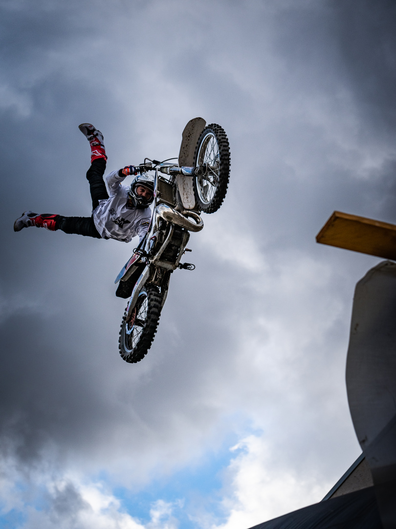 Freestyle Motocross Show vor dem RMCC Wiesbaden