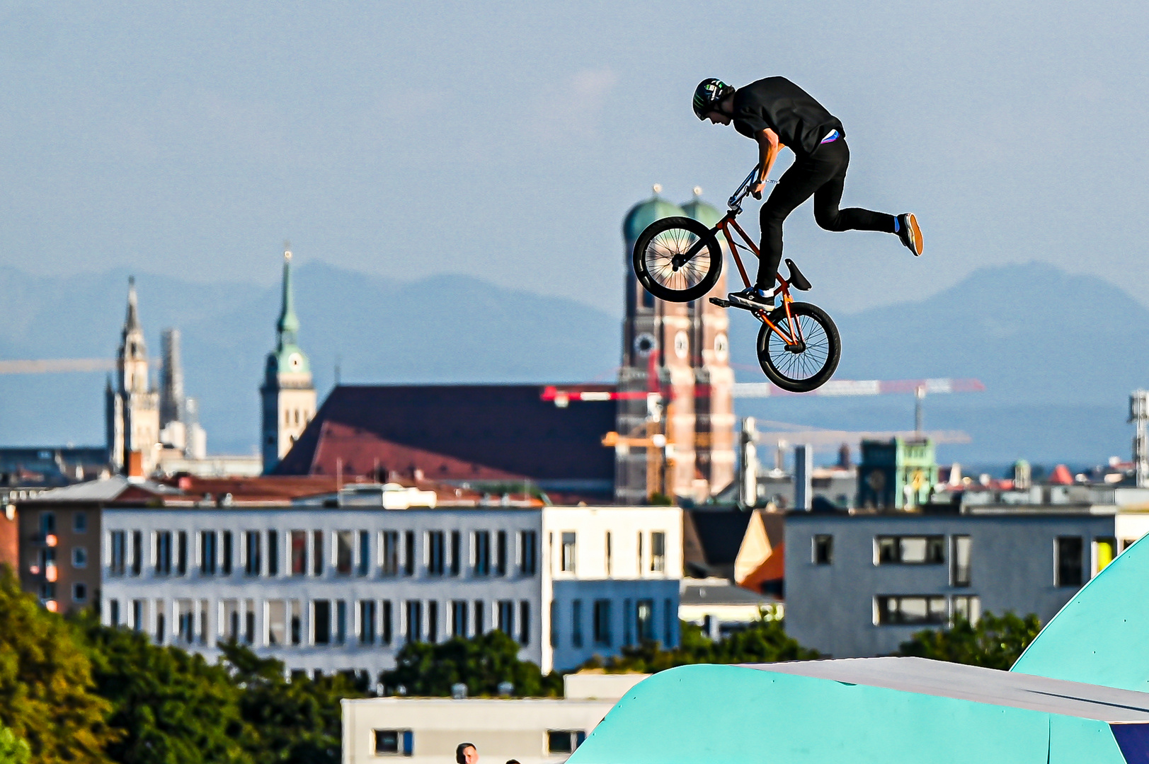 Freestyle vor der Frauenkirche und den Alpen