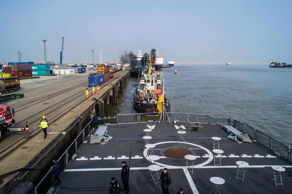 Fregatte Hamburg F220 beim ablegen in Cuxhaven