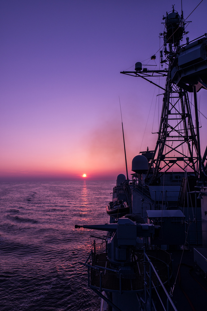 Fregatte im Sonnenuntergang