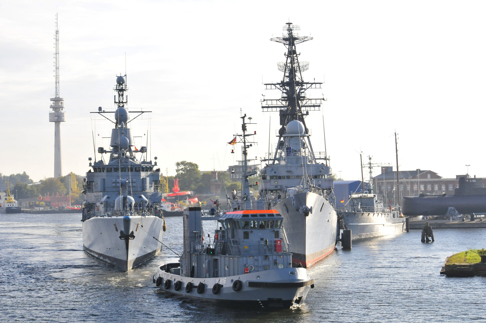 Fregatte Rheinland Pfalz legt am Zertsörer Mölders in Wilhelmshaven am Deutschen Marinemuseum an