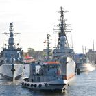 Fregatte Rheinland Pfalz legt am Zertsörer Mölders in Wilhelmshaven am Deutschen Marinemuseum an