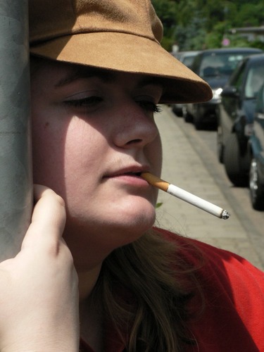 Frei nach Botero: Frau mit Zigarette