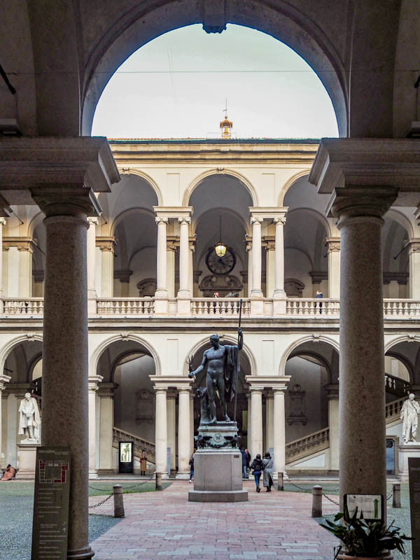 Frei zugänglicher Innenhof der Pinakothek Brera in Mailand