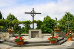 Freialtar mit Kreuz und Dornenkrone im Innenhof Kloster Zisterzienserkloster Bochum-Stiepel (1)