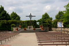 Freialtar mit Kreuz und Dornenkrone im Innenhof Kloster Zisterzienserkloster Bochum-Stiepel