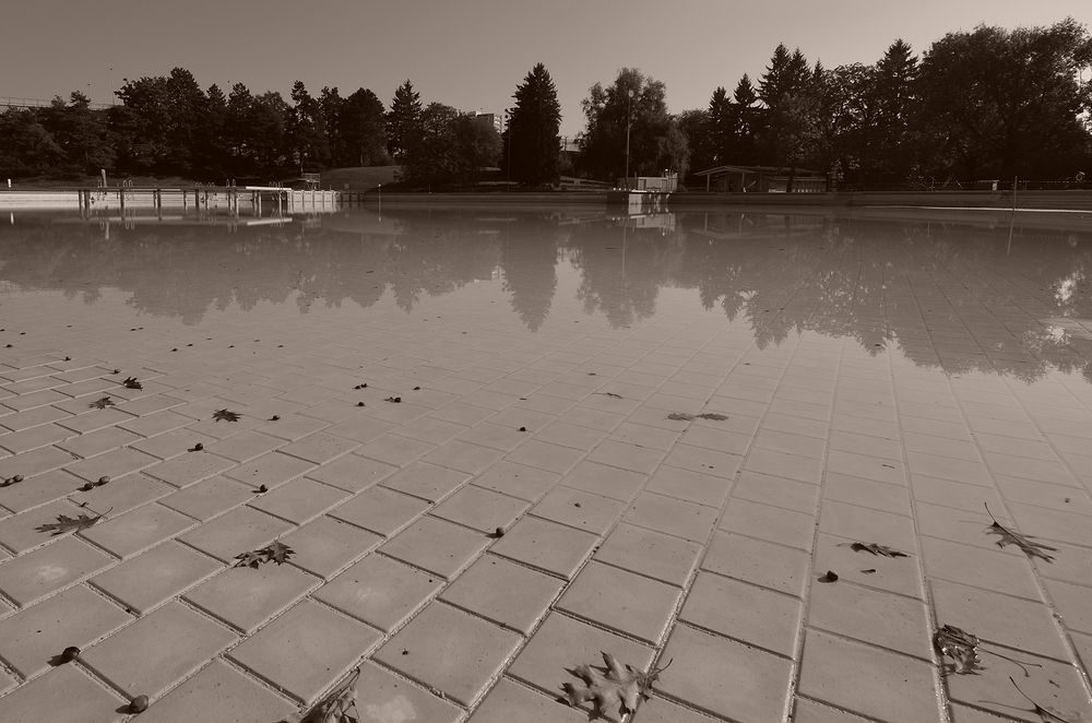 Freibad im Herbst