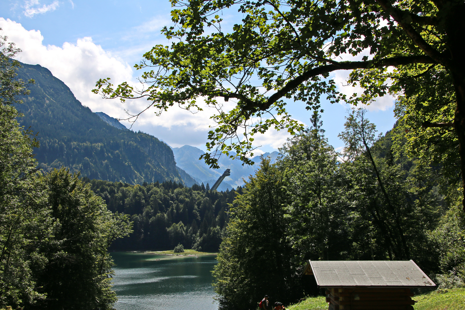 Freibergsee in Oberstdorf, mit Blick auf die Heini-Klopfer Skischanze