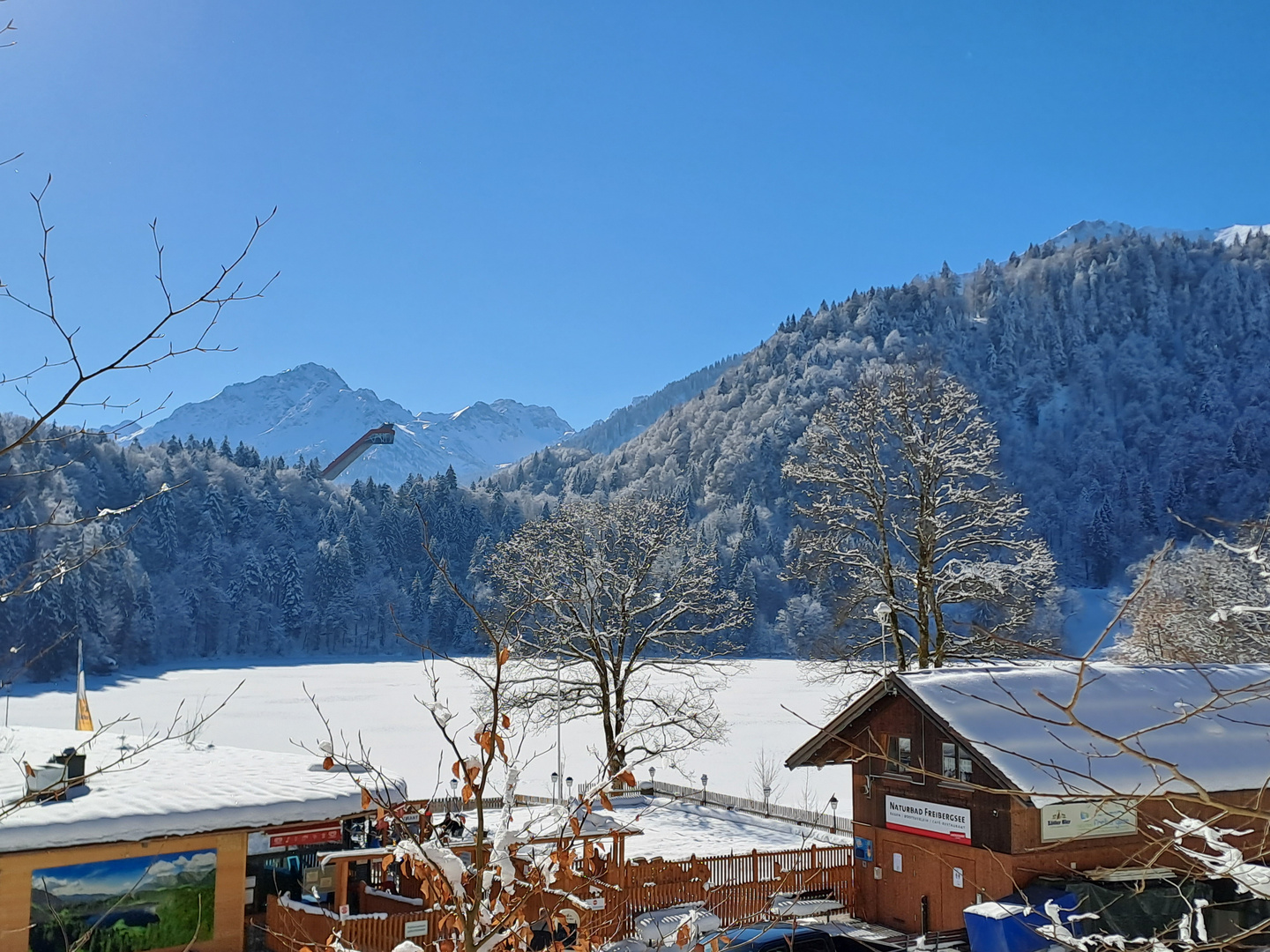 Freibergsee mit Skiflugschanze - Oberstdorf Winter 2023