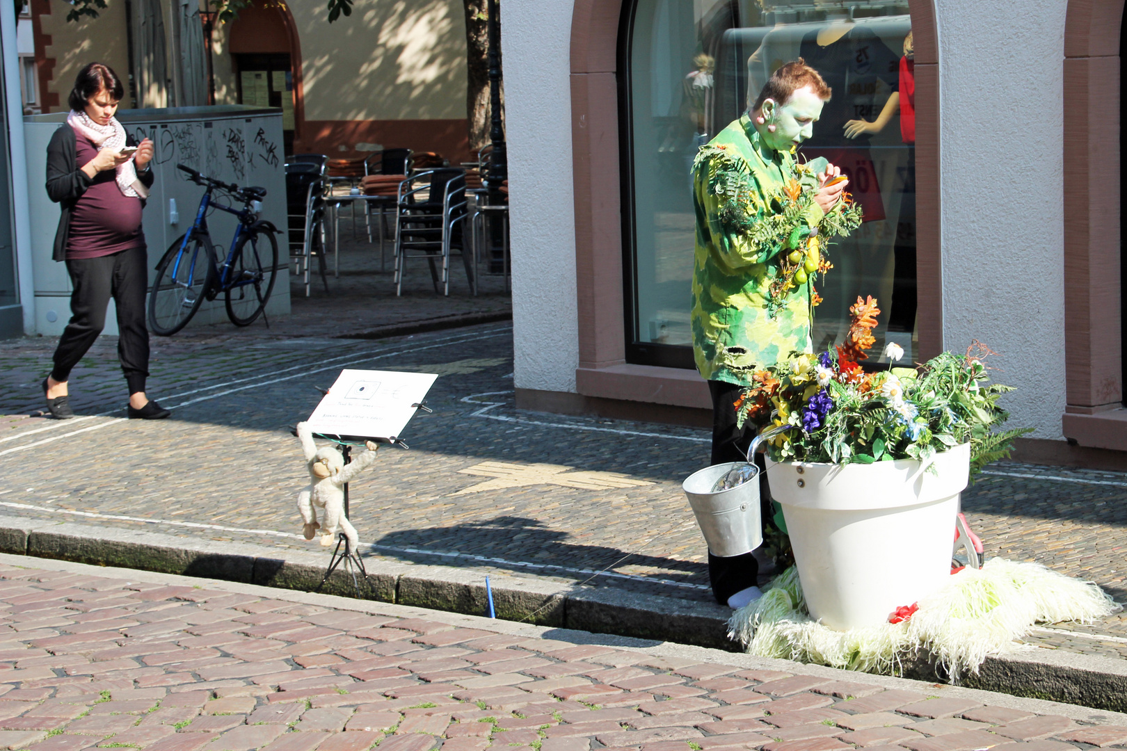 Freiburg: Blumenverkäufer am Bächle