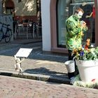 Freiburg: Blumenverkäufer am Bächle