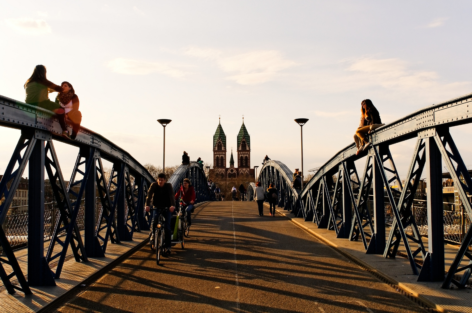 Freiburg - erste März-Sonne auf der Wiwilli-Brücke