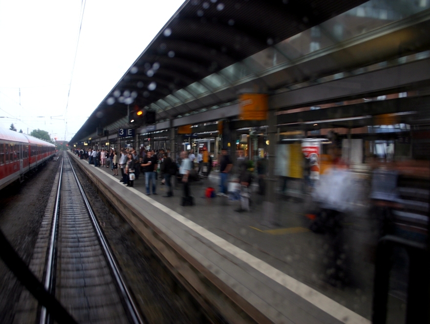 Freiburg Hauptbahnhof aus dem CNL heraus...