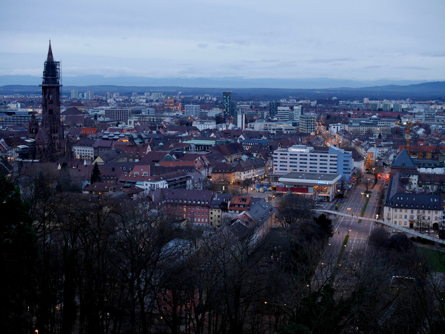 Freiburg in der Abend-Dämmerung