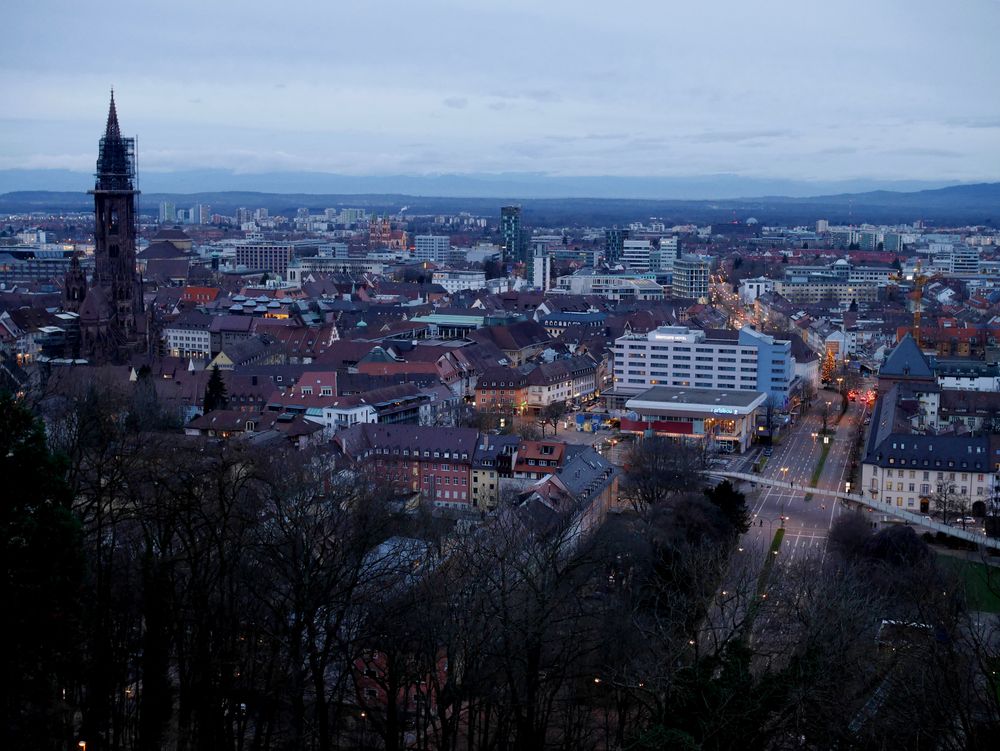 Freiburg in der Abend-Dämmerung