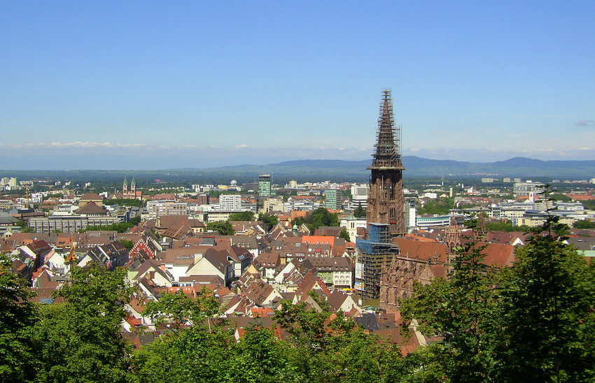 Freiburg mit Blick über den Kaiserstuhl