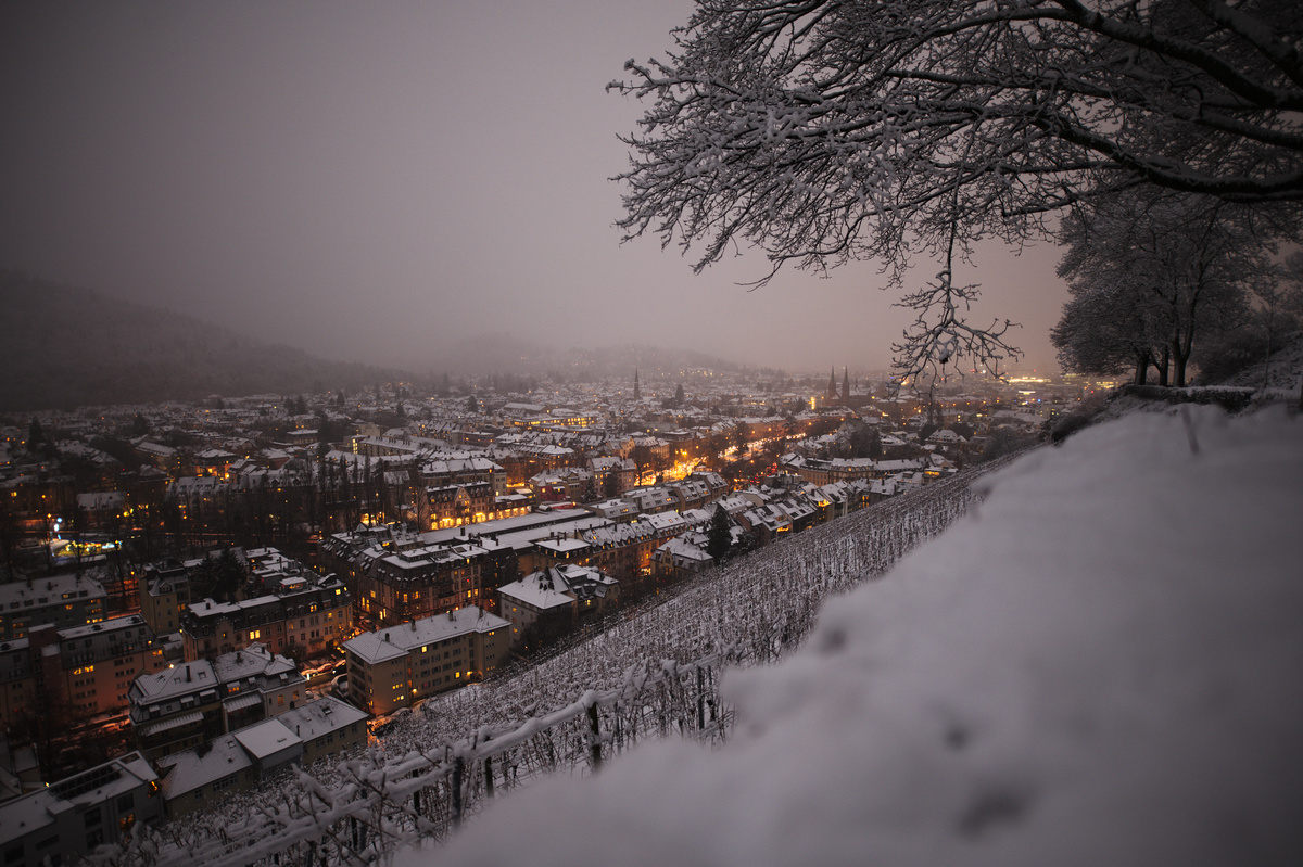 Freiburg mit Schnee bei Nacht
