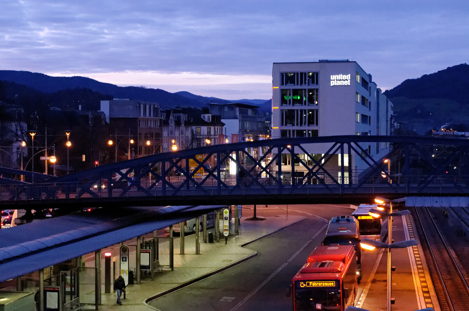 Freiburg - Wiwili-Brücke, United Planet & Schönberg in Dezemberdämmerung