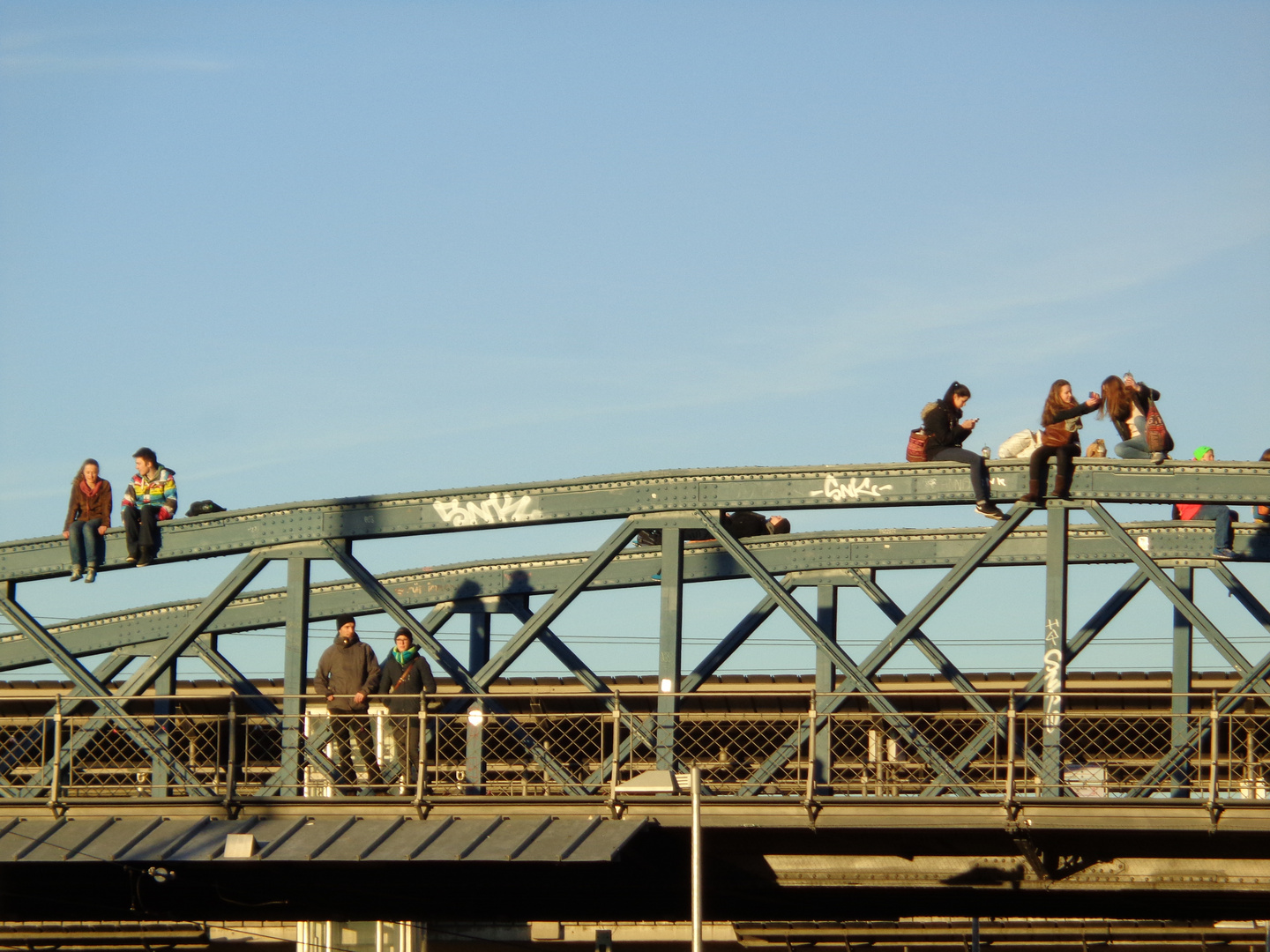 Freiburger Brückensitzer auf der Wiwilibrücke im Januar 2015