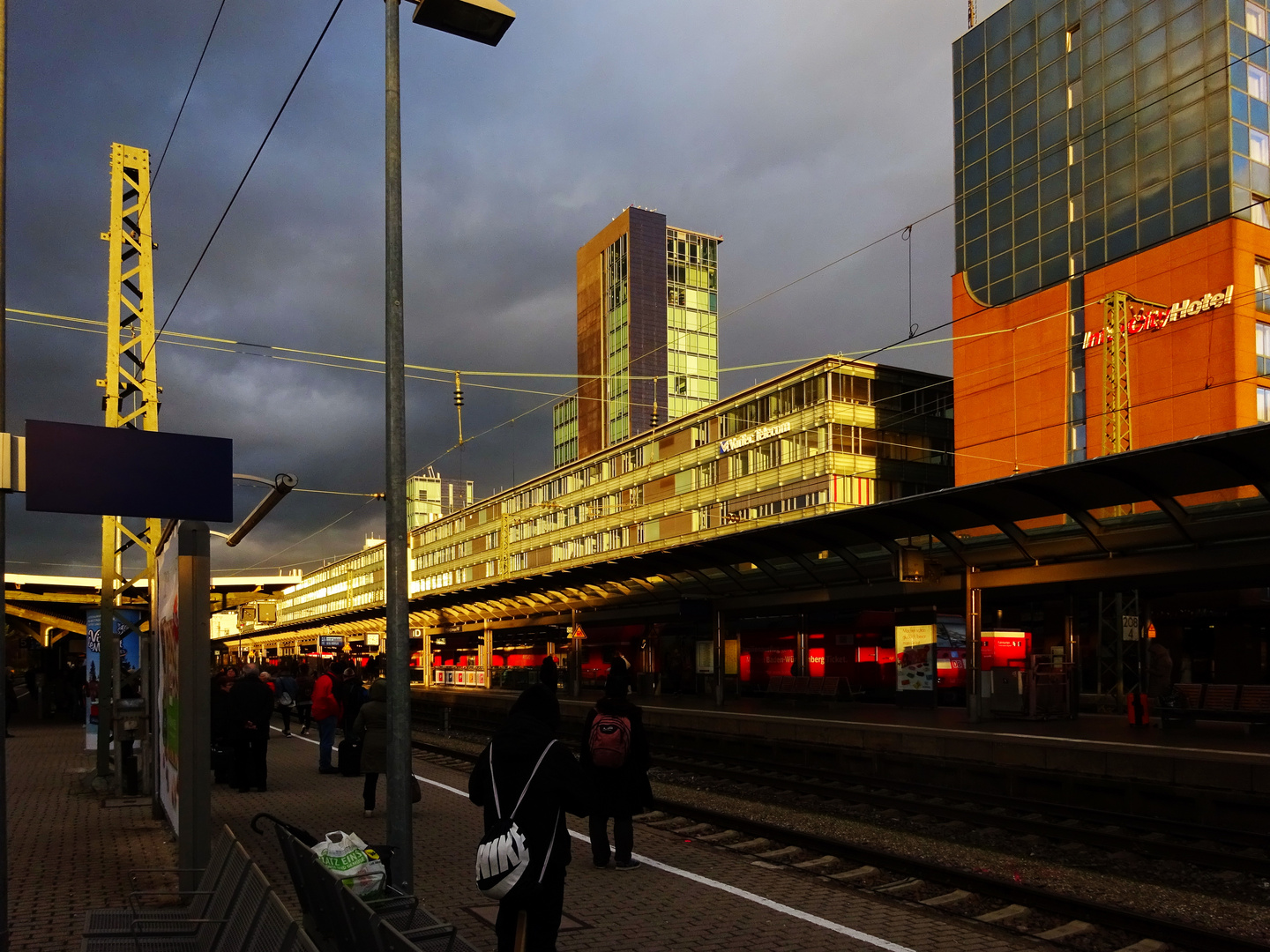 Freiburger Hauptbahnhof im Winterlicht