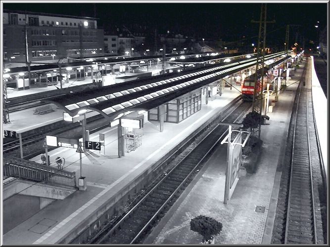 Freiburger Hauptbahnhof in einer Sommer-Nacht