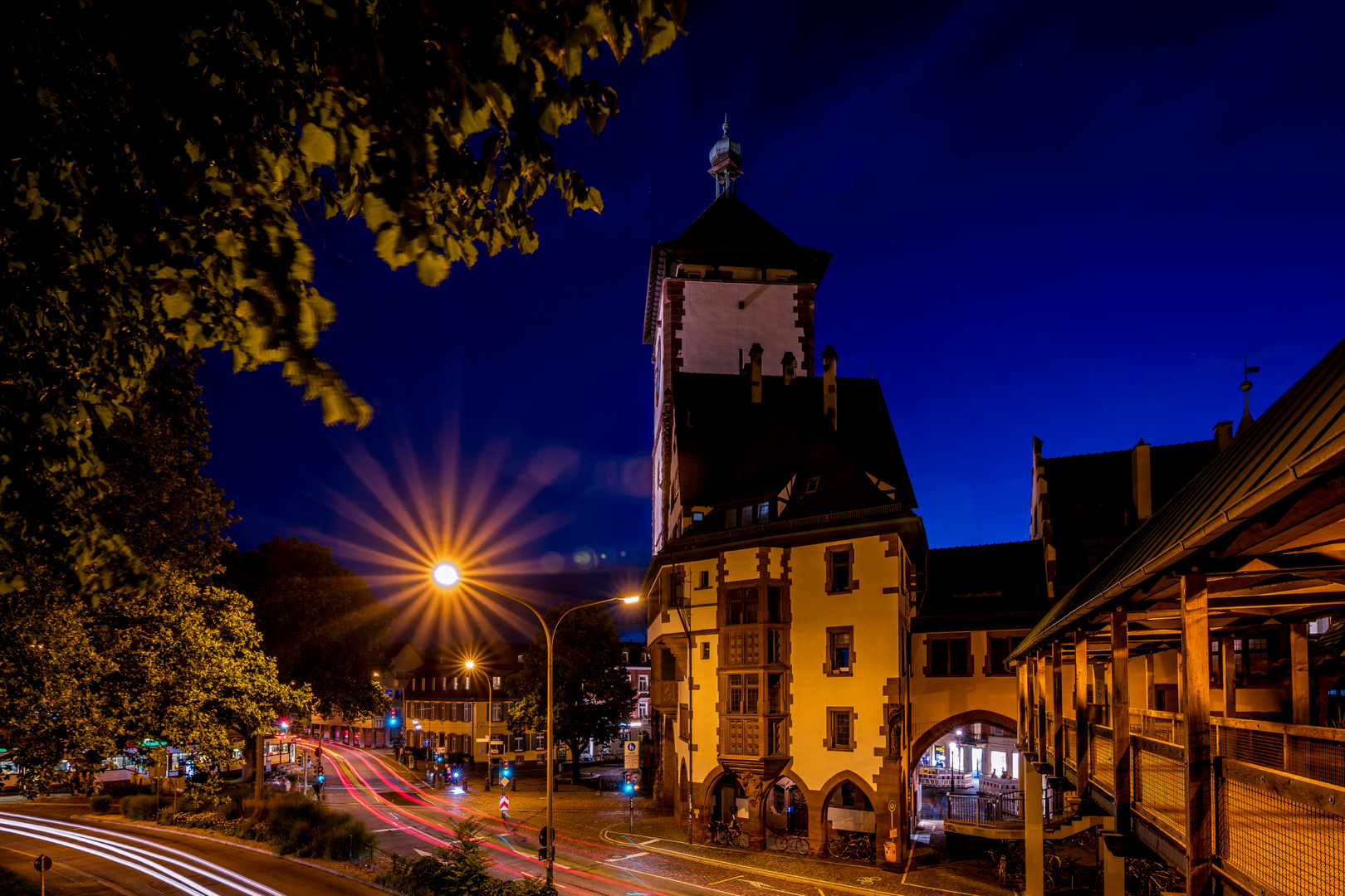 Freiburger Schwabentor zu blauen Stunde