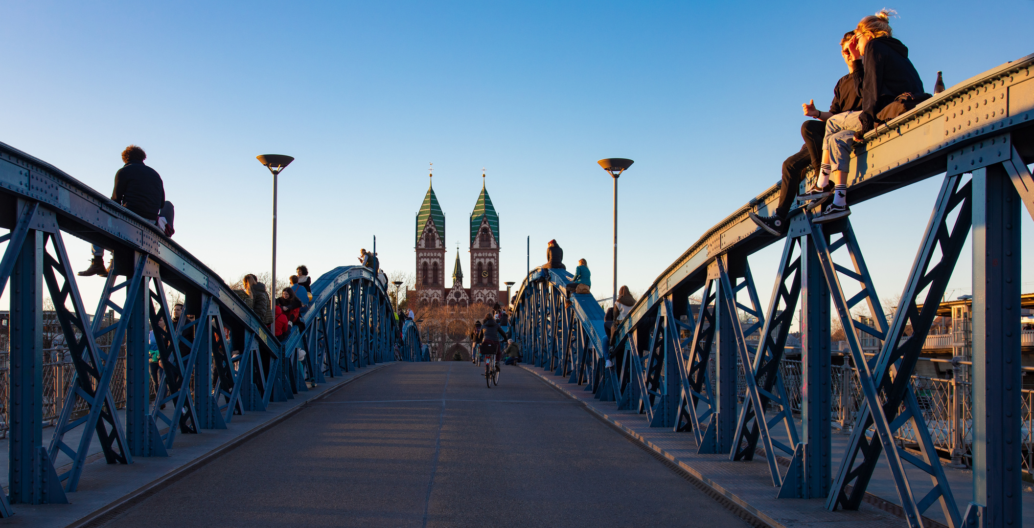 Freiburgs Blaue Brücke an Silvester