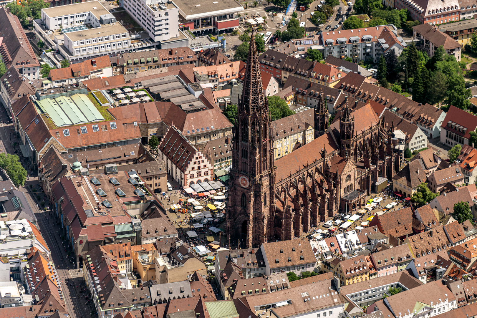 Freiburgs Münsterplatz mit Markt 