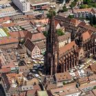 Freiburgs Münsterplatz mit Markt 