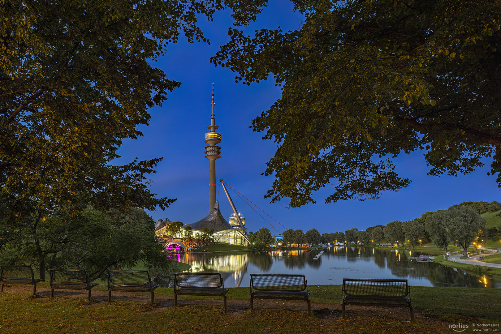 Freie Sitzbänke im Olympiapark München