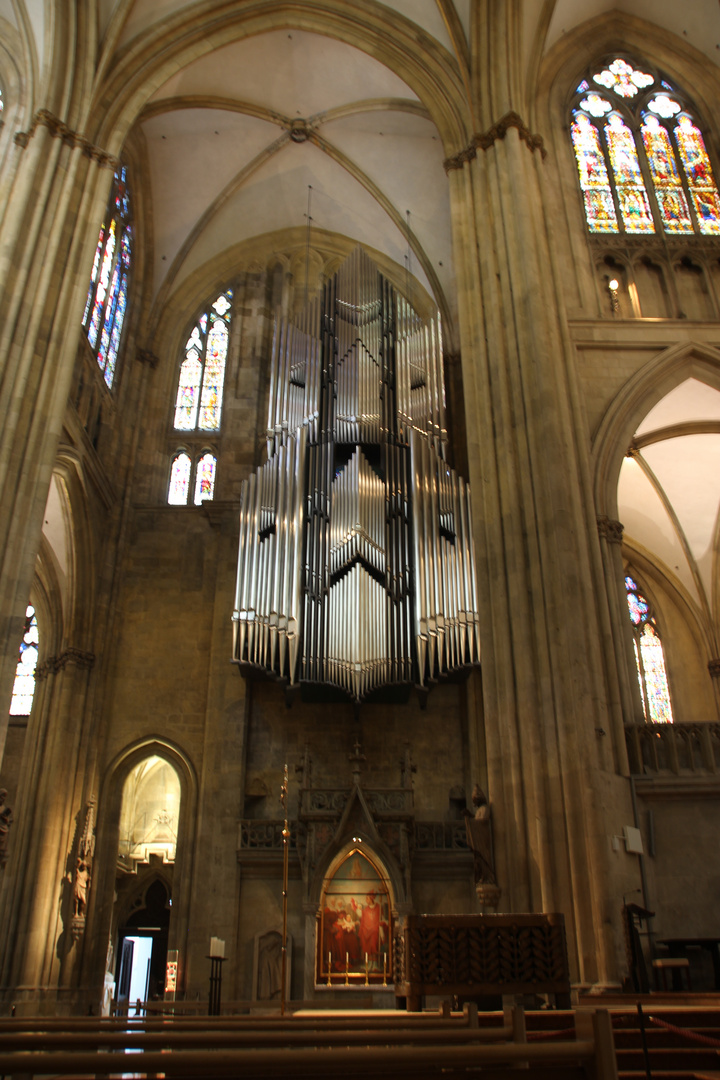 freihängende Orgel im Regensburger Dom