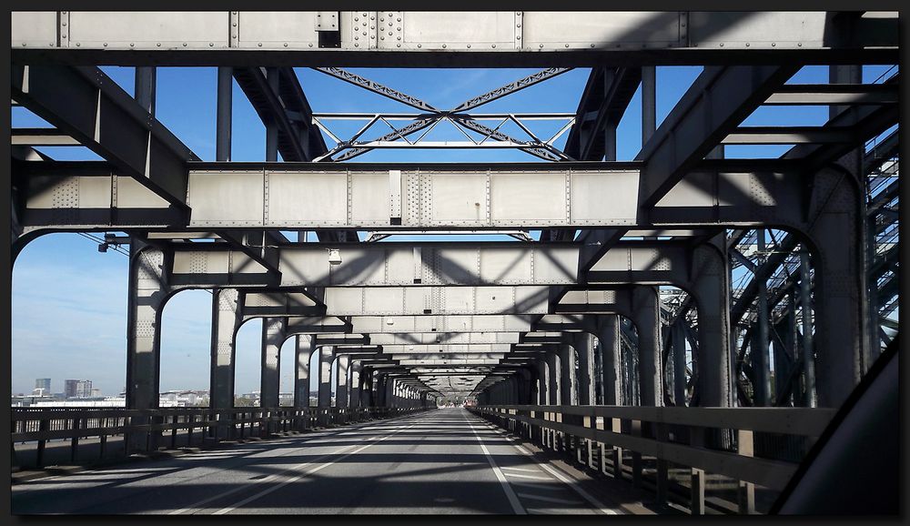 ...Freihafen Elbbrücke...