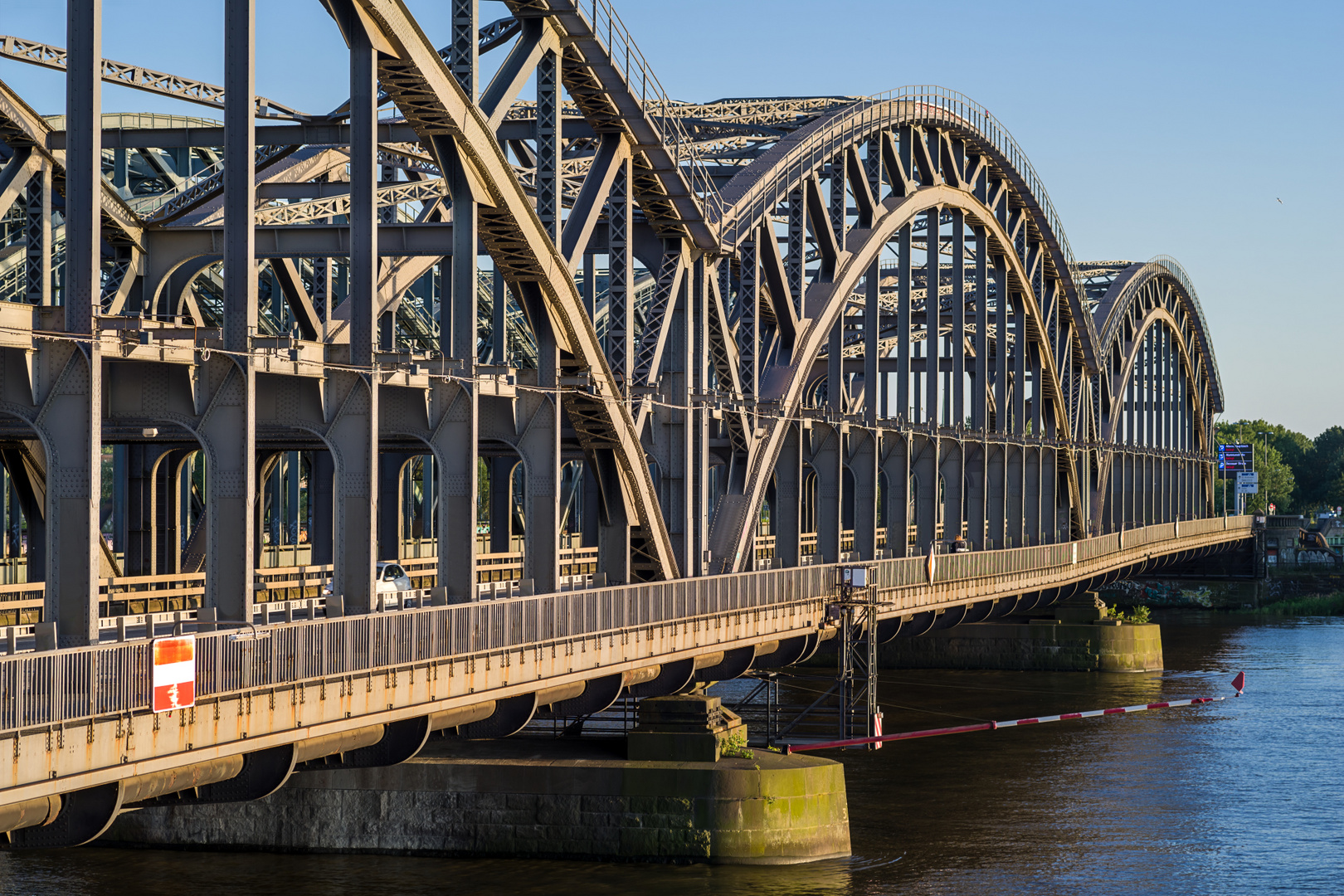 Freihafen Elbbrücke im Abendlicht