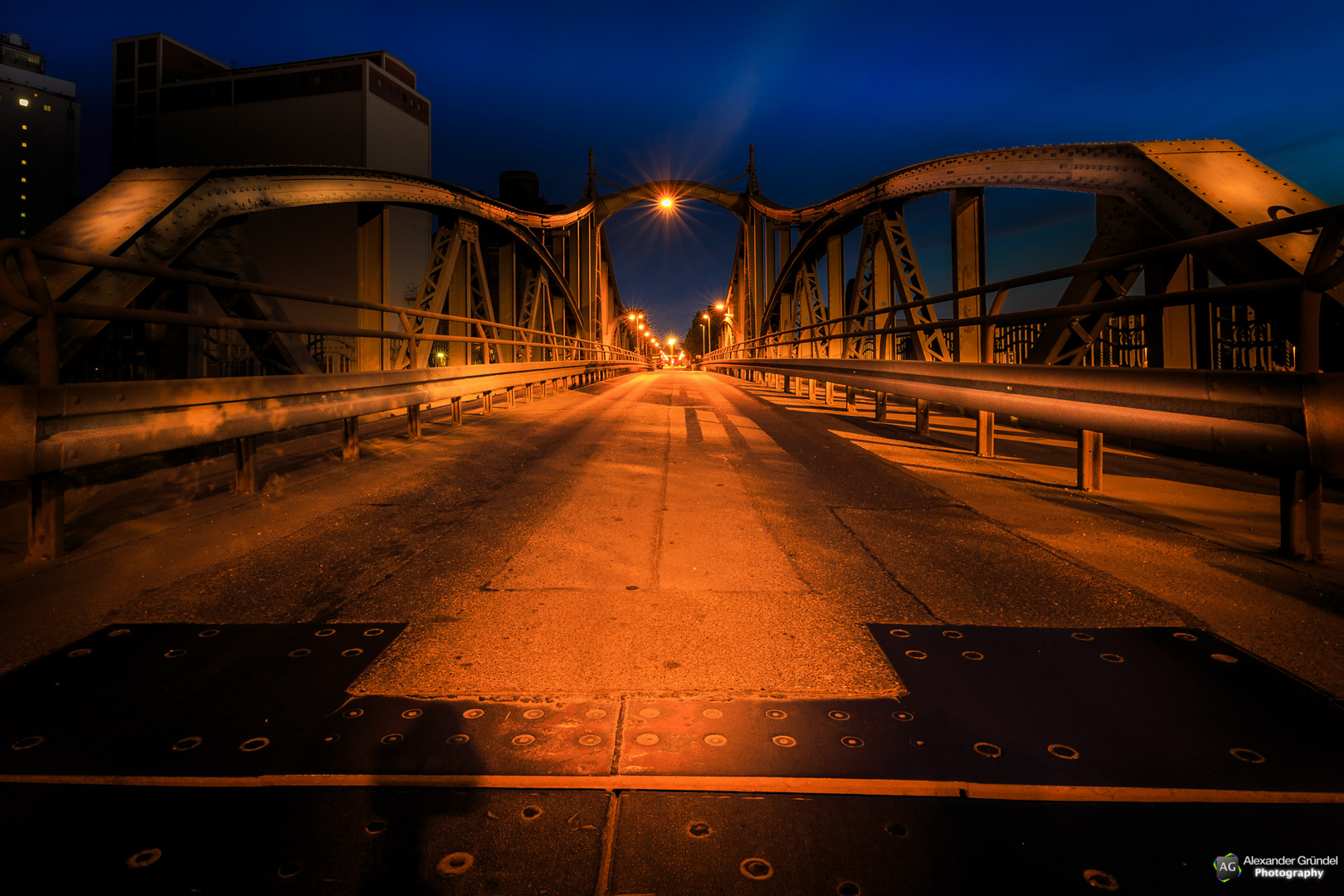 Freihafenbrücke Krefeld bei nacht