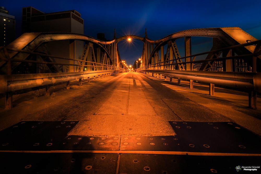 Freihafenbrücke Krefeld bei nacht