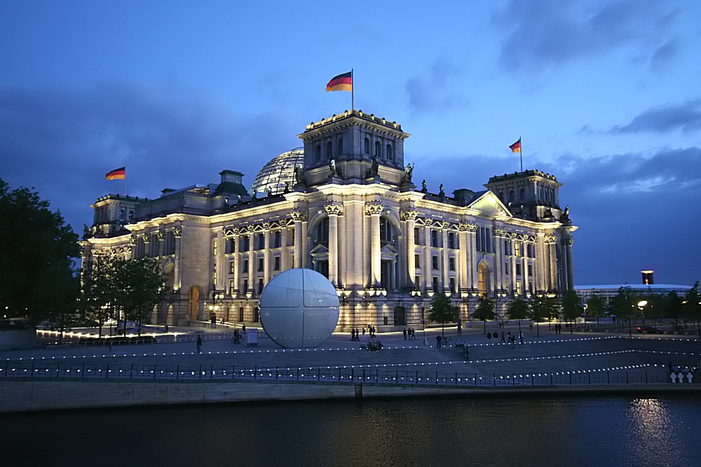 Freihand-Foto Berliner Reichstag mit WM-Illumination (Reload).