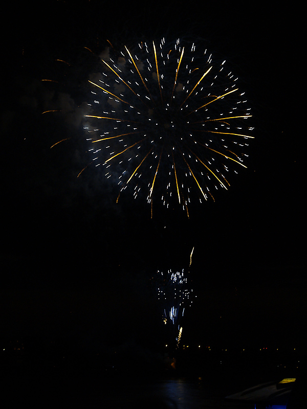 Freihandaufnahme vom Schiff beim Japanischen Feuerwerk in Düsseldorf