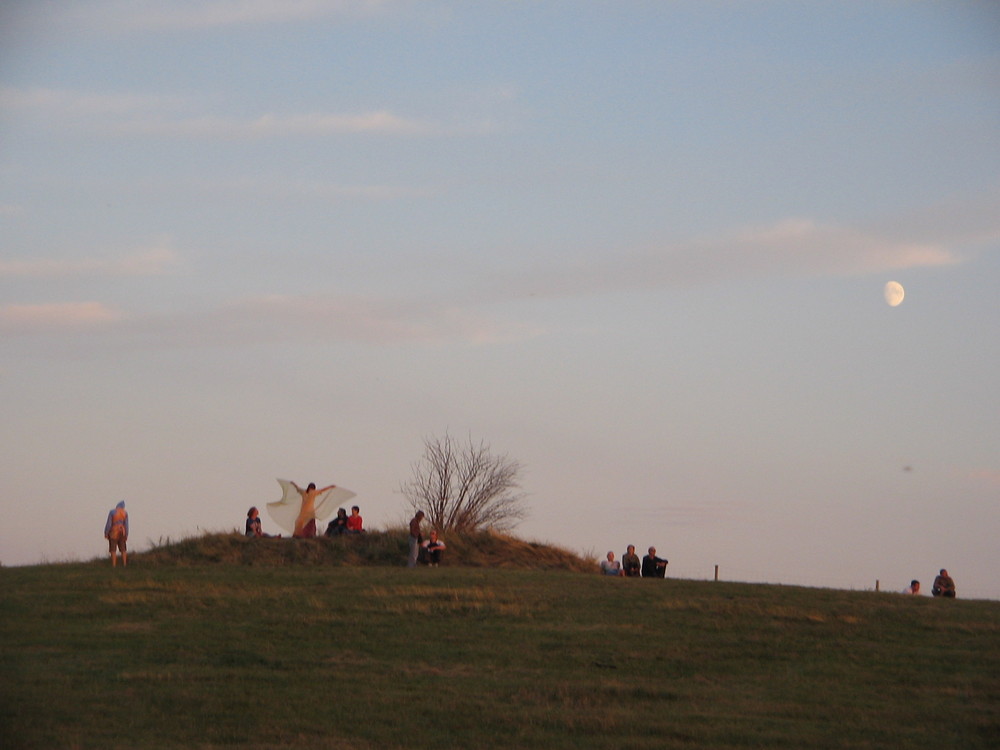 Freiheit unterm Sonnenuntergang und Mond