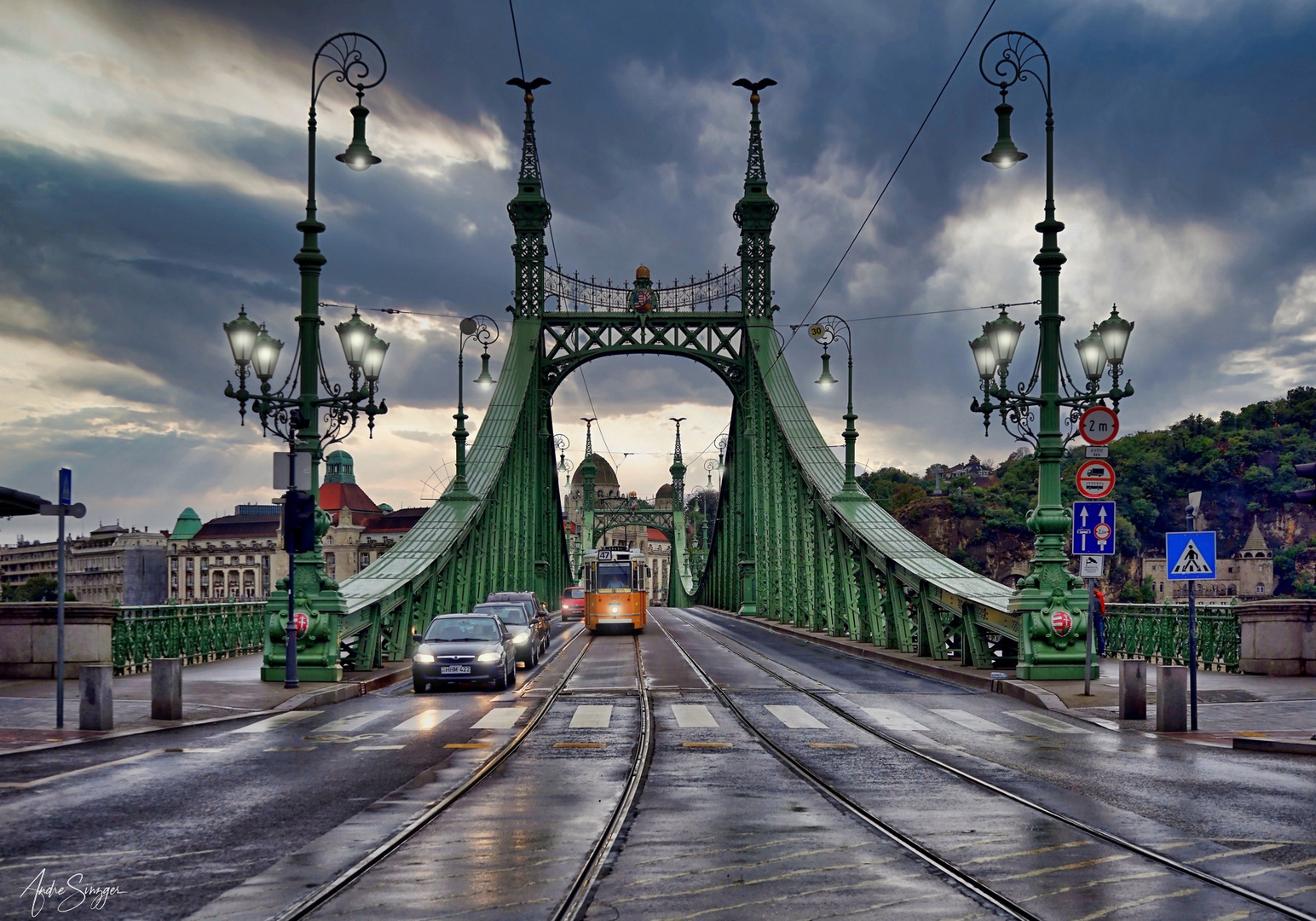 Freiheitsbrücke Budapest nach einem Regenschauer