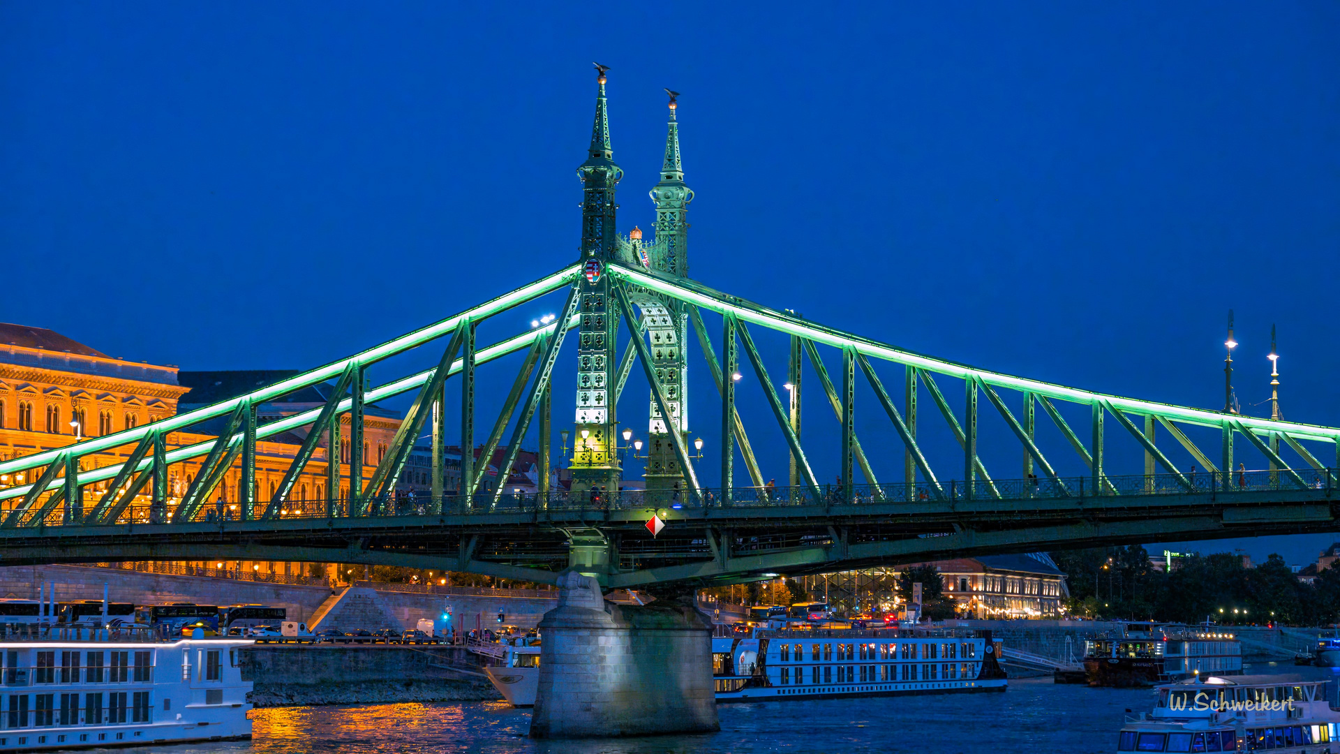 Freiheitsbrücke mit Donau