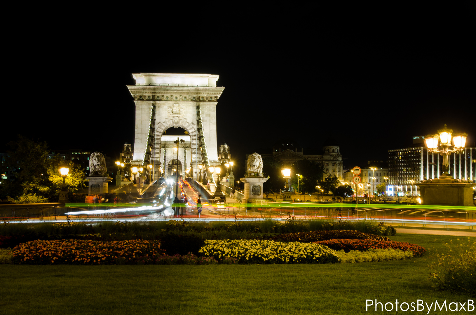 Freiheitsbrücke mit Kreisel bei Nacht