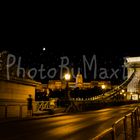 Freiheitsbrücke mit Schloss bei Nacht