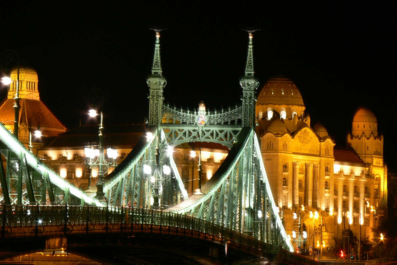 Freiheitsbrücke und Gellert Hotel im Hintergrund