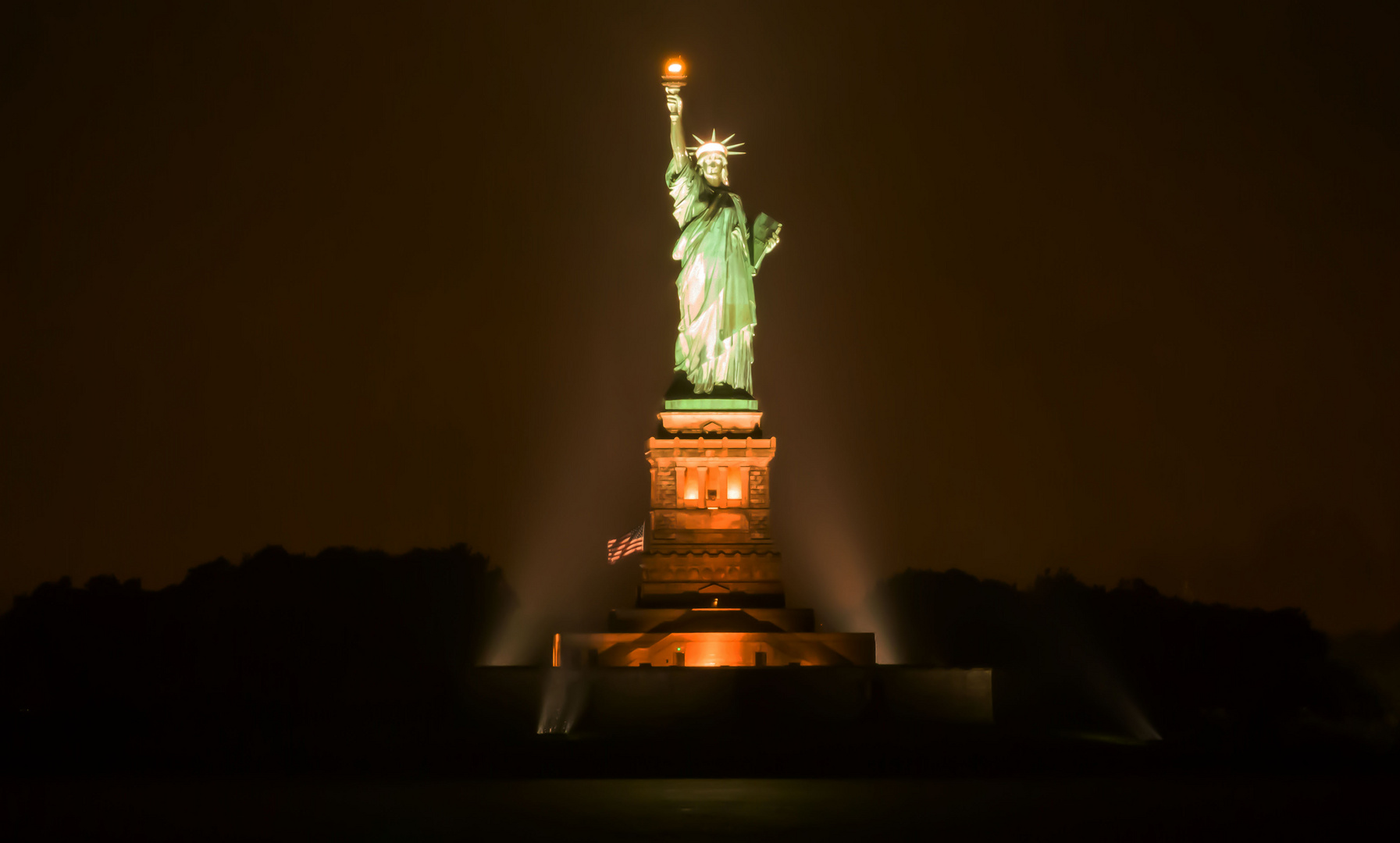 Freiheitsstatue bei Nacht Foto & Bild | north america ...