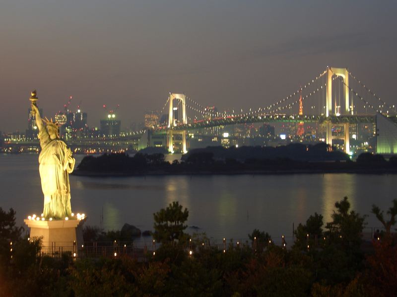 Freiheitsstatue mit Rainbow bridge und Tokyo Tower ...