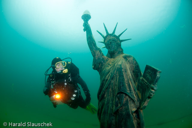 Freiheitsstatue unter Wasser 01