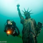 Freiheitsstatue unter Wasser 01