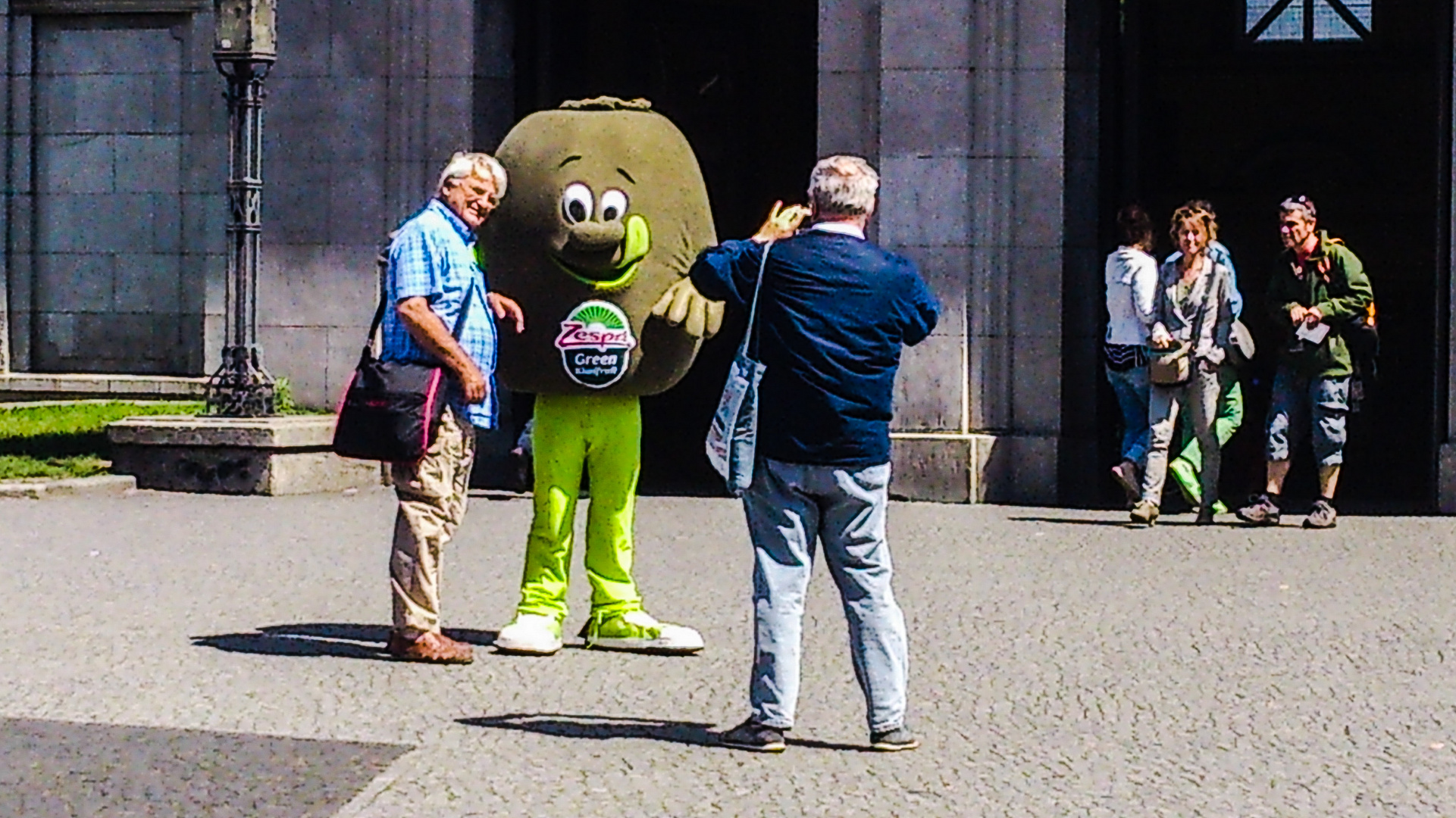 freilaufendes Obst trifft freilaufendes Publikum