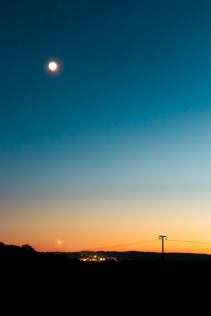 Freileitung, Mond und Feuerwerk